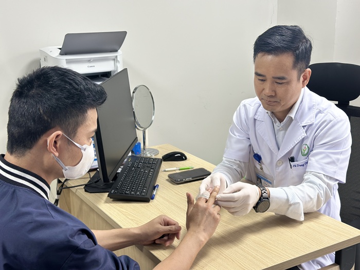 Bệnh viện Hữu nghị Việt Đức vi phẫu thuật thành công ngón tay thủy thủ bị đứt rời sau 25 giờ