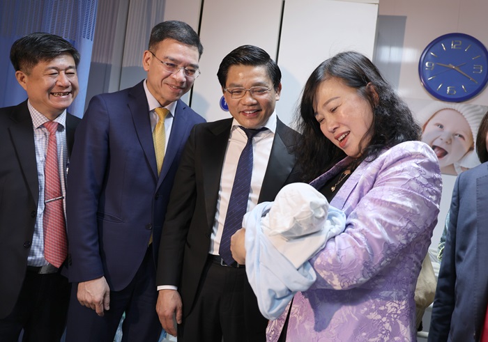 Bộ trưởng Bộ Y tế Đào Hồng Lan tới thăm, động viên y bác sĩ trực Tết tại Bệnh viện Phụ sản Trung ương