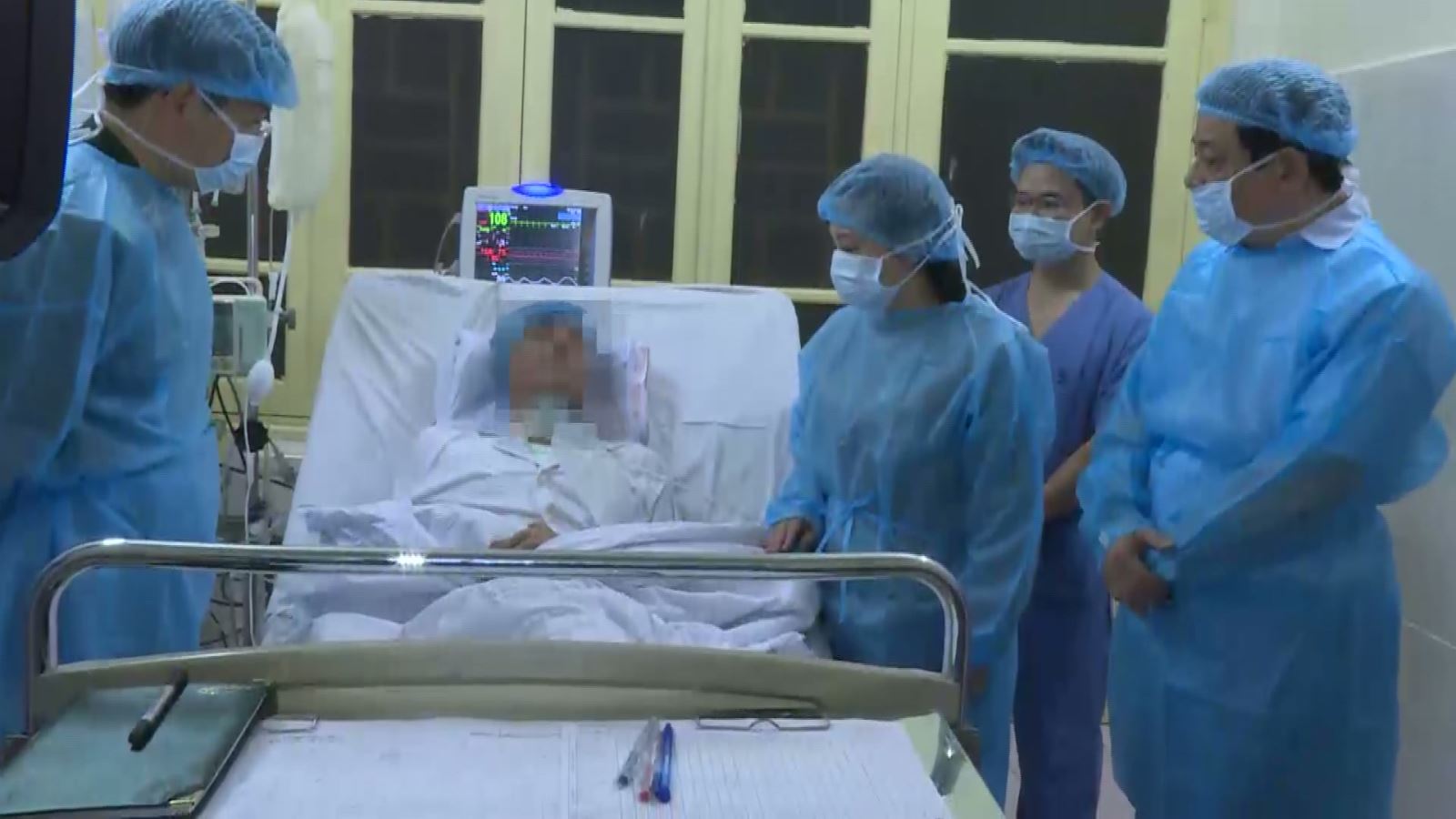 Bộ trưởng Bộ Y tế thăm bệnh nhân ghép tạng tại Bệnh viện Quân y 103