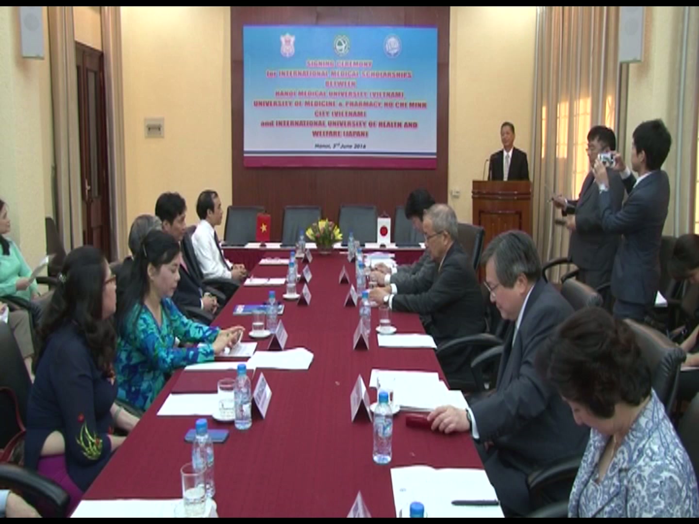 Lễ kí kết biên bản hợp tác chương trình học bổng cho sinh viên y khoa Việt Nam