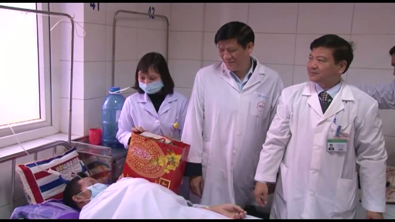 Thứ trưởng Nguyễn Thanh Long thăm và tặng quà bệnh nhân nhiễm HIV
