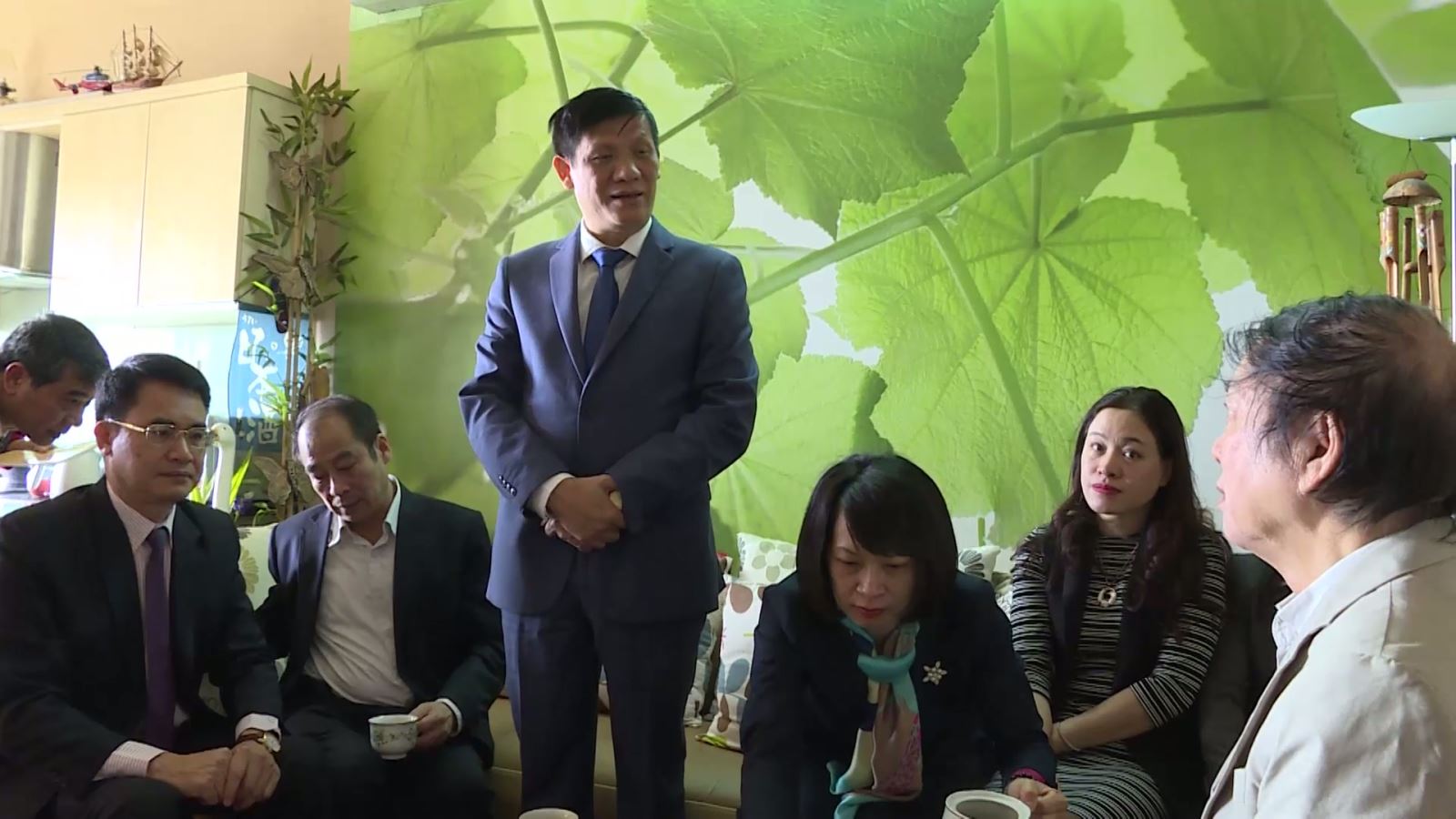 Thứ trưởng Bộ Y tế Nguyễn Thanh Long thăm gia đình cố GS. Đặng Văn Ngữ