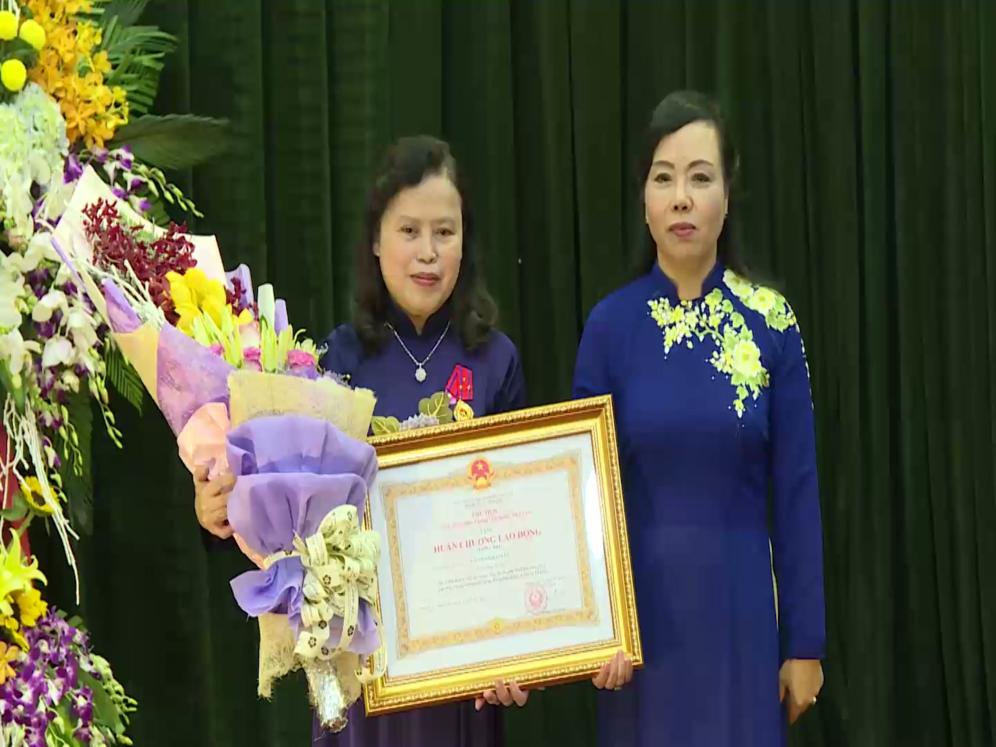 Trao tặng Huân chương Lao động hạng Nhất cho PGS.TS. Nguyễn Thị Xuyên