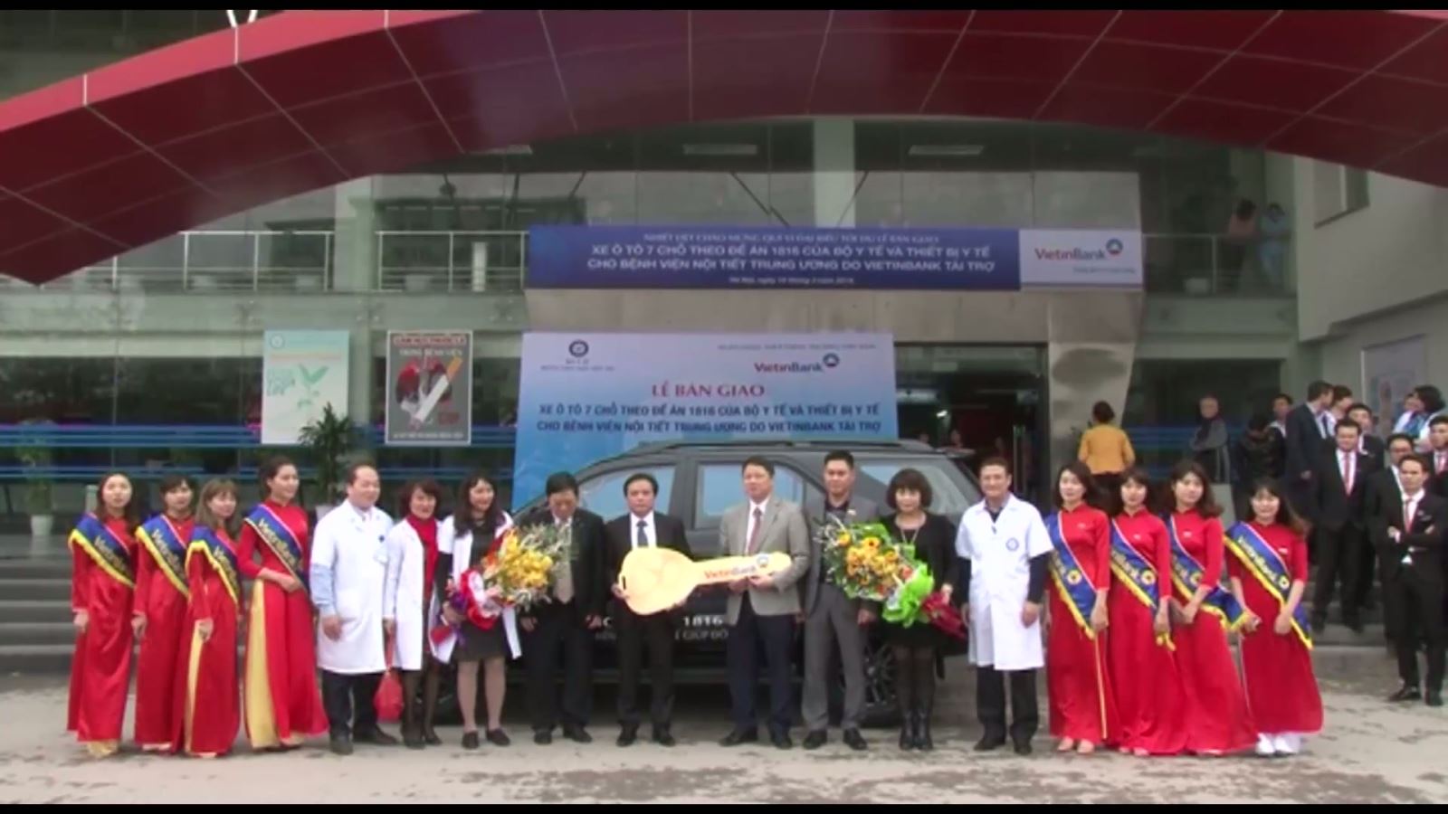 Ngân hàng TMCP Công thương Việt Nam trao tặng xe cho bệnh viện Nội tiết Trung ương
