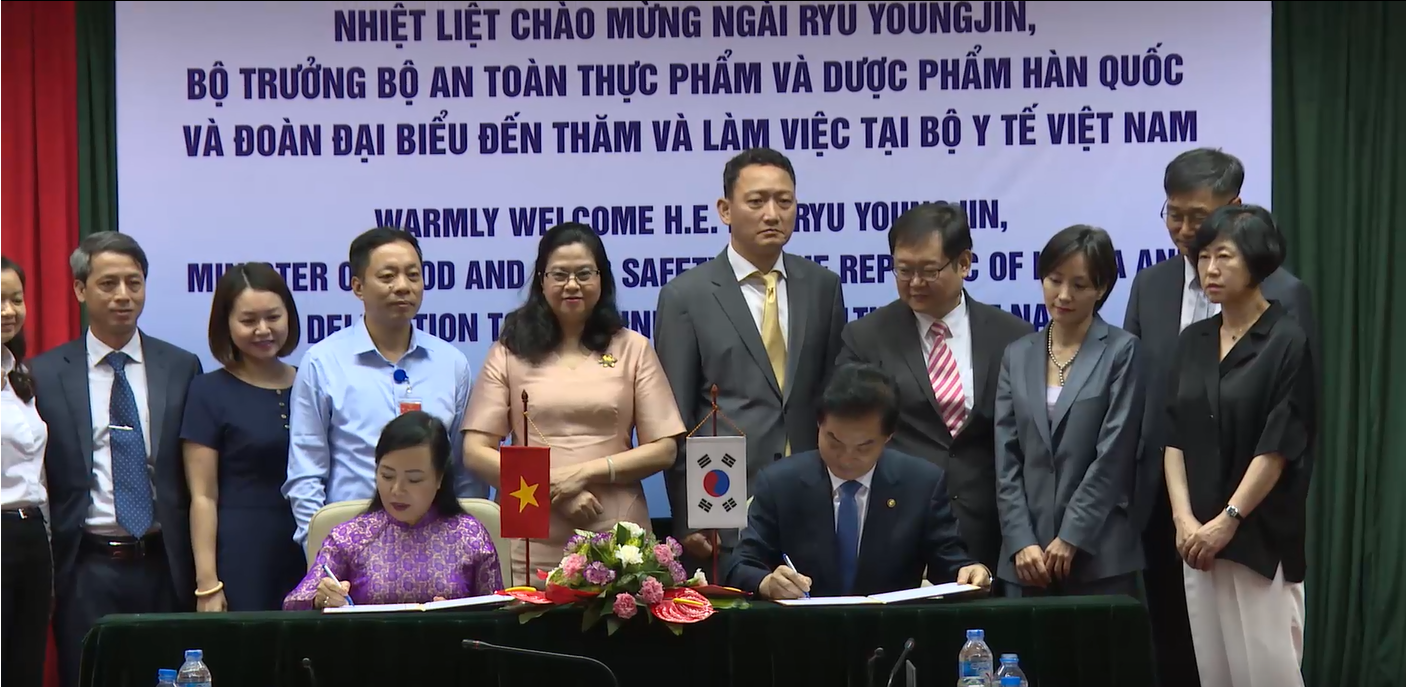 Bộ trưởng Bộ Y tế Việt Nam làm việc với Bộ trưởng An toàn thực phẩm và dược phẩm Hàn Quốc