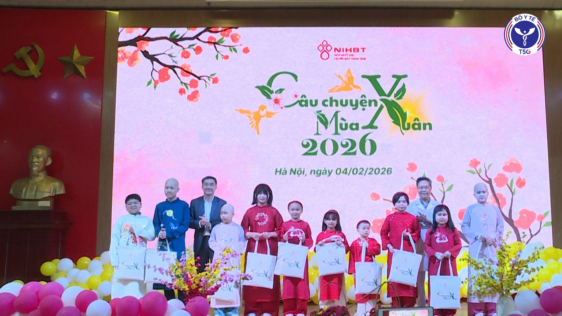 Thứ trưởng Bộ Y tế Trần Văn Thuấn đã đến thăm, chúc tết tại Viện Huyết học - Truyền máu Trung ương