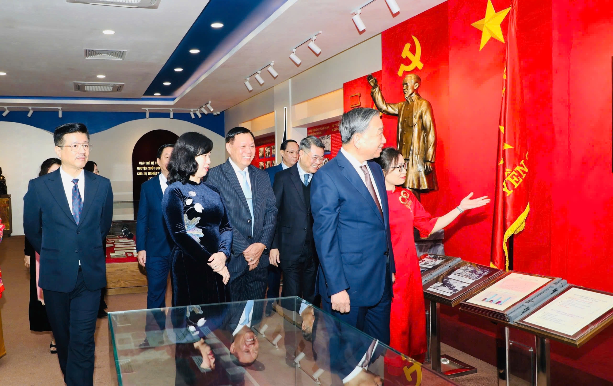 Tổng Bí thư Tô Lâm thăm Phòng Truyền thống Y tế