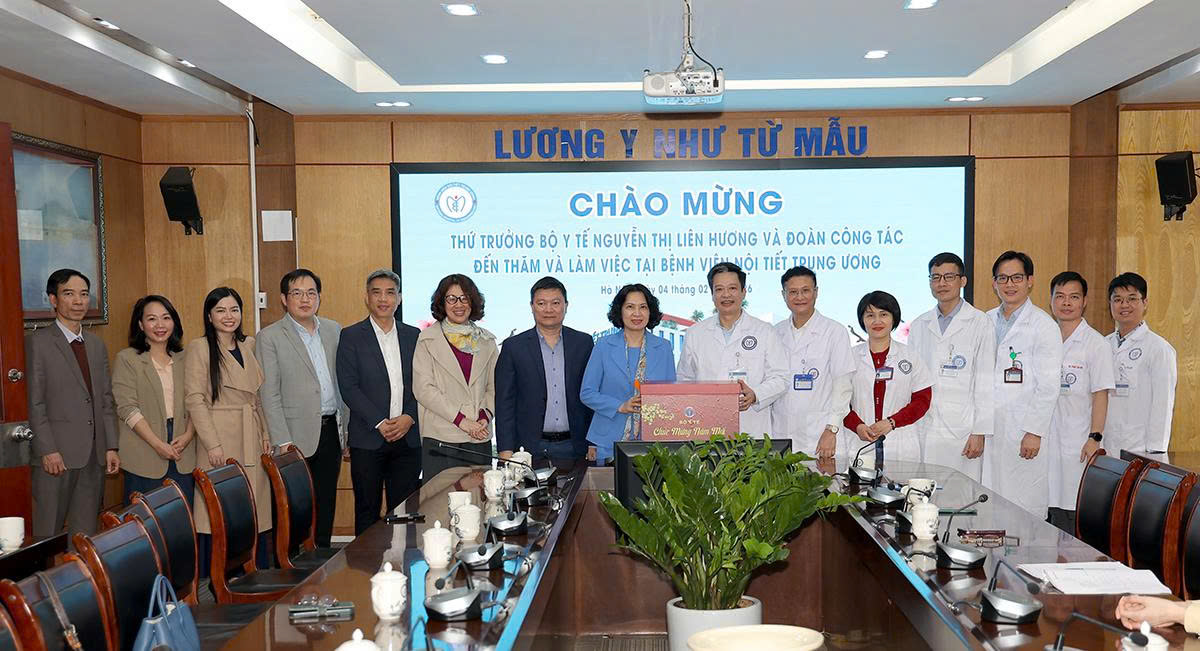 Thứ trưởng Nguyễn Thị Liên Hương thăm, chúc Tết y, bác sĩ Bệnh viện Nội tiết Trung ương
