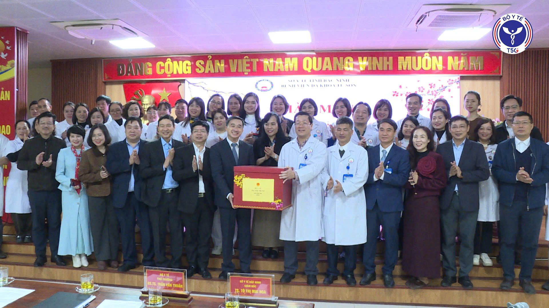 Thứ trưởng Trần Văn Thuấn làm việc tại Trung tâm Y tế Từ Sơn, tỉnh Bắc Ninh