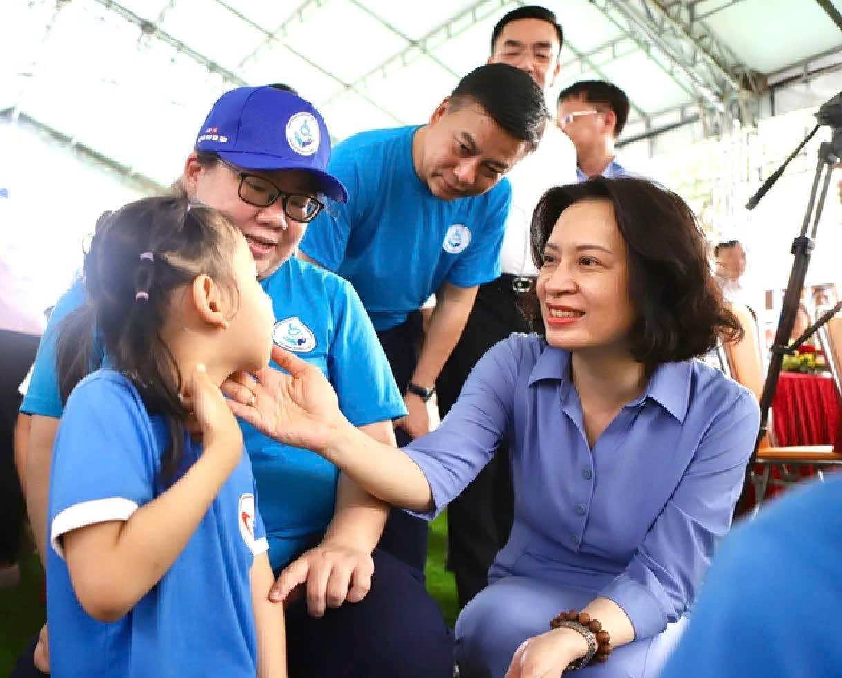 Thứ trưởng Bộ Y tế Nguyễn Thị Liên Hương thăm và tặng quà cho trẻ em khuyết tật tại thành phố Hồ Chí Minh