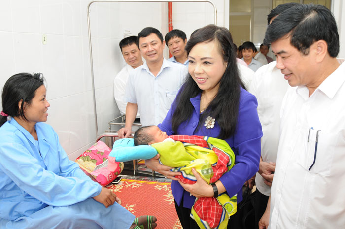 Bộ trưởng Bộ Y tế Nguyễn Thị Kim Tiến đi thăm, tặng quà tại tỉnh Hà Tĩnh