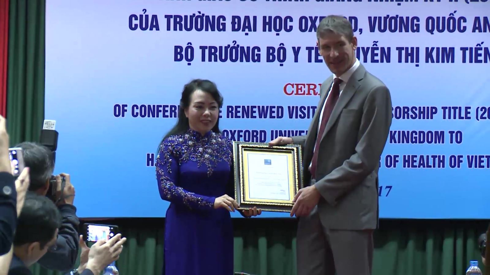 Bộ trưởng Nguyễn Thị Kim Tiến tiếp tục làm Giáo sư thỉnh giảng của ĐH Oxford danh tiếng